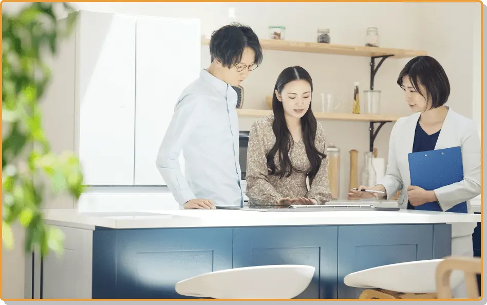 夫婦がプランナーと費用の相談をしている