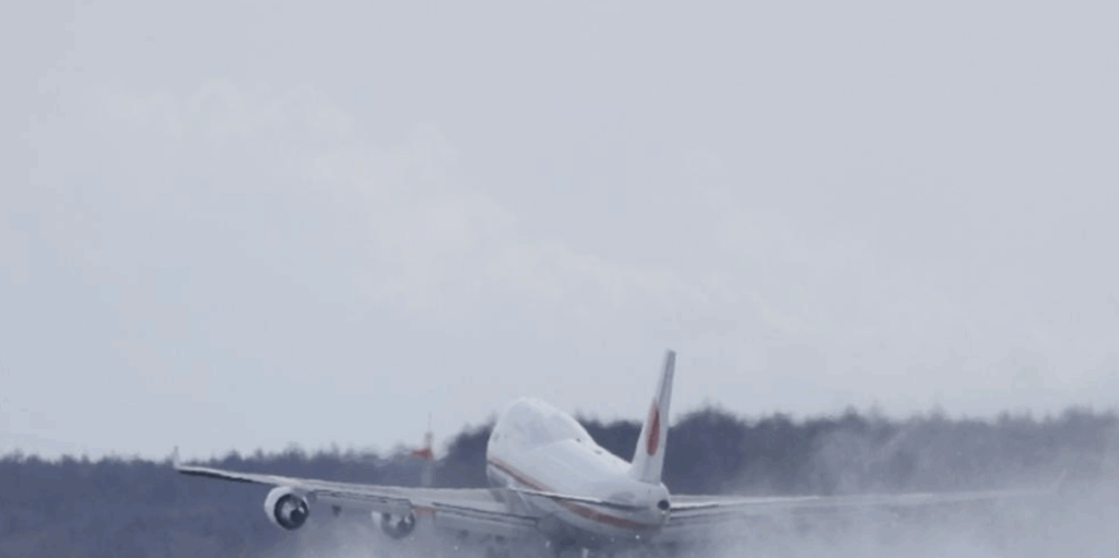 雪の中を離陸する旅客機