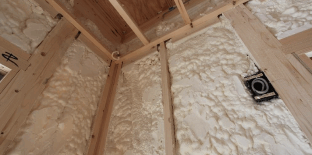 木造住宅の断熱材として施工されたウレタンフォーム