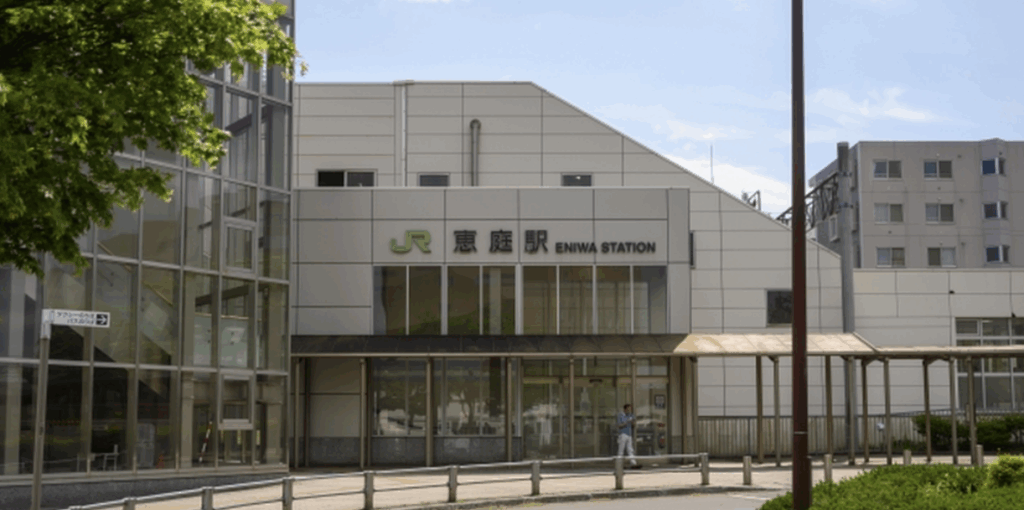 JR恵庭駅の駅舎外観。モダンな建物デザインと大きな窓が特徴。
