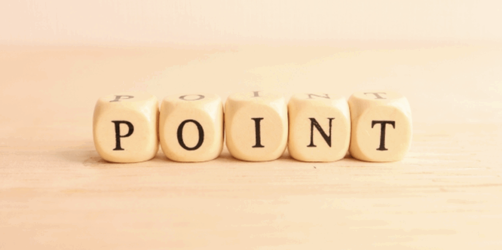 「POINT」と書かれたサイコロ型ブロックが並ぶシンプルな木目背景の構成