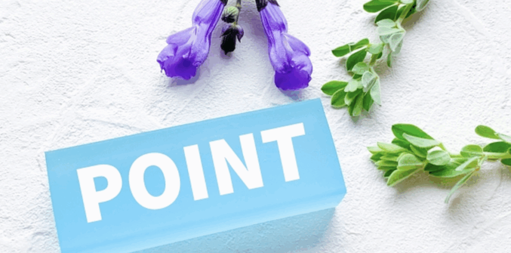 青いアクリルブロックに「POINT」の文字。ラベンダーの花と葉が添えられている。